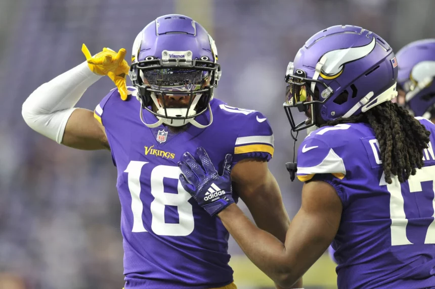 NFL 2025 - Justin Jefferson, NFL, American Football Herren, USA Indianapolis Colts at Minnesota Vikings Dec 17, 2022 Minneapolis, Minnesota, USA Minnesota Vikings wide receiver Justin Jefferson 18 and wide receiver K.J. Osborn 17 warm up before the game against the Indianapolis Colts at U.S. Bank Stadium. Minneapolis U.S. Bank Stadium Minnesota USA, EDITORIAL USE ONLY PUBLICATIONxINxGERxSUIxAUTxONLY Copyright: xJeffreyxBeckerx 20221217_jhp_bc9_0022