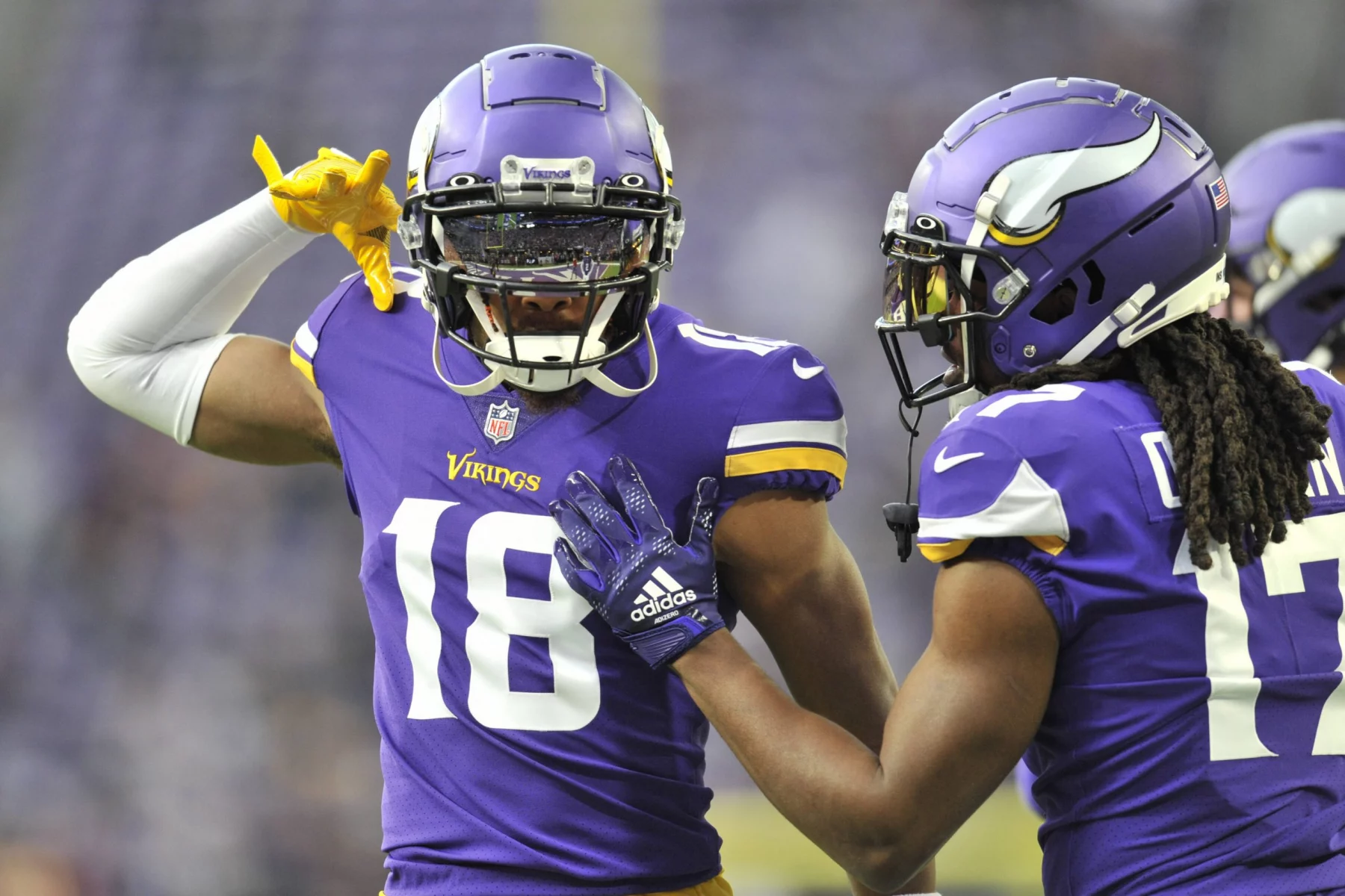 NFL 2025 - Justin Jefferson, NFL, American Football Herren, USA Indianapolis Colts at Minnesota Vikings Dec 17, 2022 Minneapolis, Minnesota, USA Minnesota Vikings wide receiver Justin Jefferson 18 and wide receiver K.J. Osborn 17 warm up before the game against the Indianapolis Colts at U.S. Bank Stadium. Minneapolis U.S. Bank Stadium Minnesota USA, EDITORIAL USE ONLY PUBLICATIONxINxGERxSUIxAUTxONLY Copyright: xJeffreyxBeckerx 20221217_jhp_bc9_0022