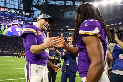 NFL, American Football Herren, USA Indianapolis Colts at Minnesota Vikings Dec 17, 2022 Minneapolis, Minnesota, USA Minnesota Vikings quarterback Kirk Cousins 8 and wide receiver K.J. Osborn 17 celebrate the win against the Indianapolis Colts after the game at U.S. Bank Stadium. With the win, the Minnesota Vikings clinched the NFC North. Minneapolis U.S. Bank Stadium Minnesota USA, EDITORIAL USE ONLY PUBLICATIONxINxGERxSUIxAUTxONLY Copyright: xMattxKrohnx 20221217_ojr_hw1_204