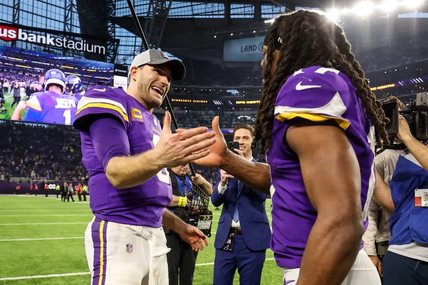 NFL, American Football Herren, USA Indianapolis Colts at Minnesota Vikings Dec 17, 2022 Minneapolis, Minnesota, USA Minnesota Vikings quarterback Kirk Cousins 8 and wide receiver K.J. Osborn 17 celebrate the win against the Indianapolis Colts after the game at U.S. Bank Stadium. With the win, the Minnesota Vikings clinched the NFC North. Minneapolis U.S. Bank Stadium Minnesota USA, EDITORIAL USE ONLY PUBLICATIONxINxGERxSUIxAUTxONLY Copyright: xMattxKrohnx 20221217_ojr_hw1_204