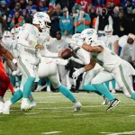 NFL, American Football Herren, USA Miami Dolphins at Buffalo Bills Dec 17, 2022 Orchard Park, New York, USA Miami Dolphins quarterback Tua Tagovailoa 1 hands off the ball to Miami Dolphins full back Alec Ingold 30 during the first half against the Buffalo Bills at Highmark Stadium. Orchard Park Highmark Stadium New York USA, EDITORIAL USE ONLY PUBLICATIONxINxGERxSUIxAUTxONLY Copyright: xGregoryxFisherx 20221217_JAB_fb5_163