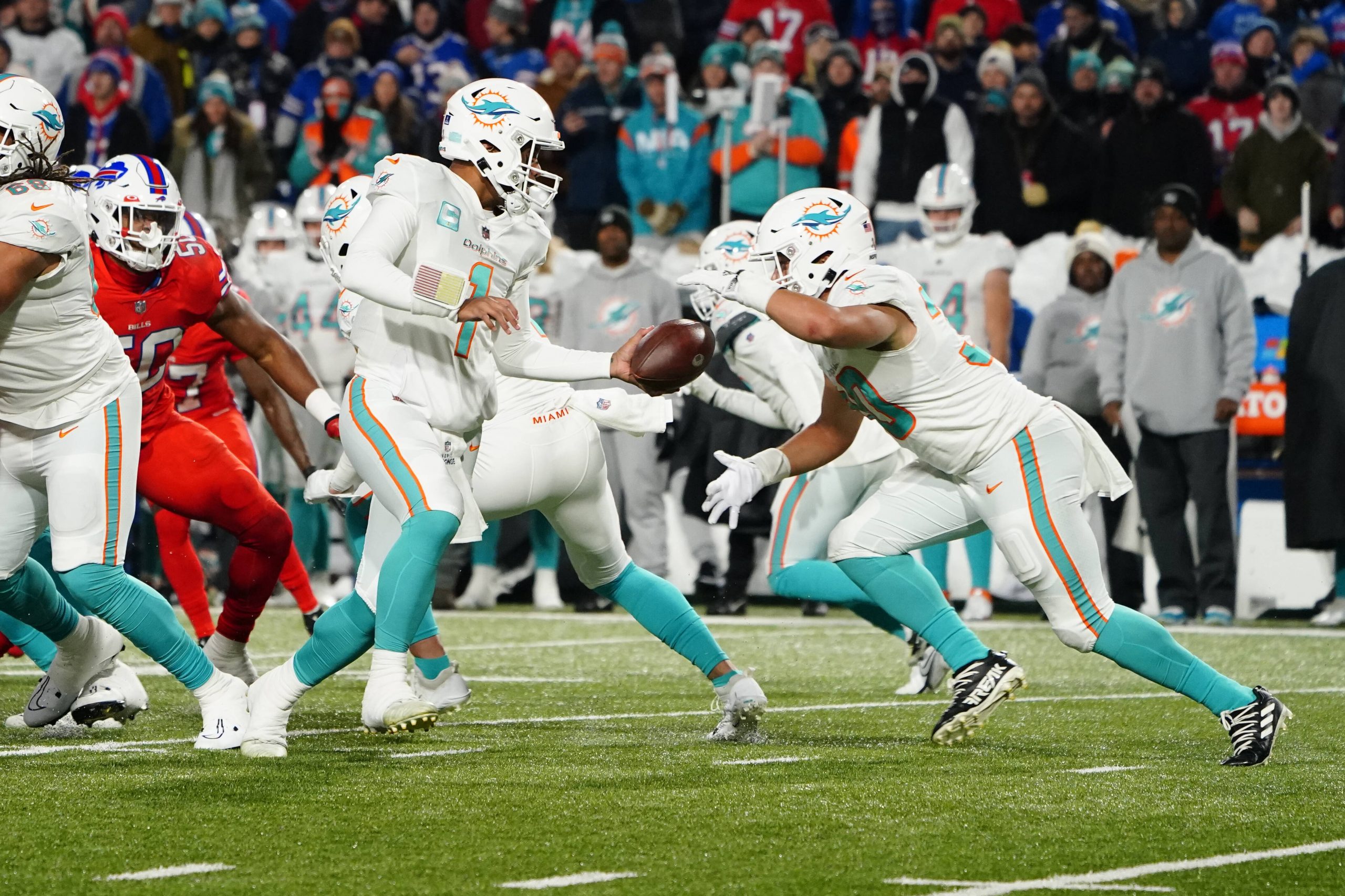 NFL, American Football Herren, USA Miami Dolphins at Buffalo Bills Dec 17, 2022 Orchard Park, New York, USA Miami Dolphins quarterback Tua Tagovailoa 1 hands off the ball to Miami Dolphins full back Alec Ingold 30 during the first half against the Buffalo Bills at Highmark Stadium. Orchard Park Highmark Stadium New York USA, EDITORIAL USE ONLY PUBLICATIONxINxGERxSUIxAUTxONLY Copyright: xGregoryxFisherx 20221217_JAB_fb5_163