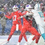 NFL, American Football Herren, USA Miami Dolphins at Buffalo Bills Dec 17, 2022 Orchard Park, New York, USA Buffalo Bills quarterback Josh Allen 17 throws a pass against the Miami Dolphins in the fourth quarter at Highmark Stadium. Orchard Park Highmark Stadium New York USA, EDITORIAL USE ONLY PUBLICATIONxINxGERxSUIxAUTxONLY Copyright: xMarkxKoneznyx 20221217_gma_bk3_1556