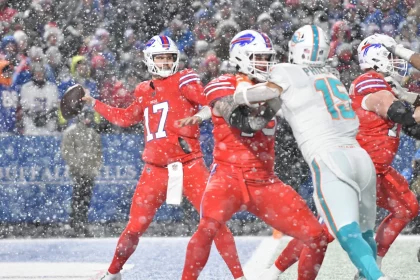 NFL, American Football Herren, USA Miami Dolphins at Buffalo Bills Dec 17, 2022 Orchard Park, New York, USA Buffalo Bills quarterback Josh Allen 17 throws a pass against the Miami Dolphins in the fourth quarter at Highmark Stadium. Orchard Park Highmark Stadium New York USA, EDITORIAL USE ONLY PUBLICATIONxINxGERxSUIxAUTxONLY Copyright: xMarkxKoneznyx 20221217_gma_bk3_1556