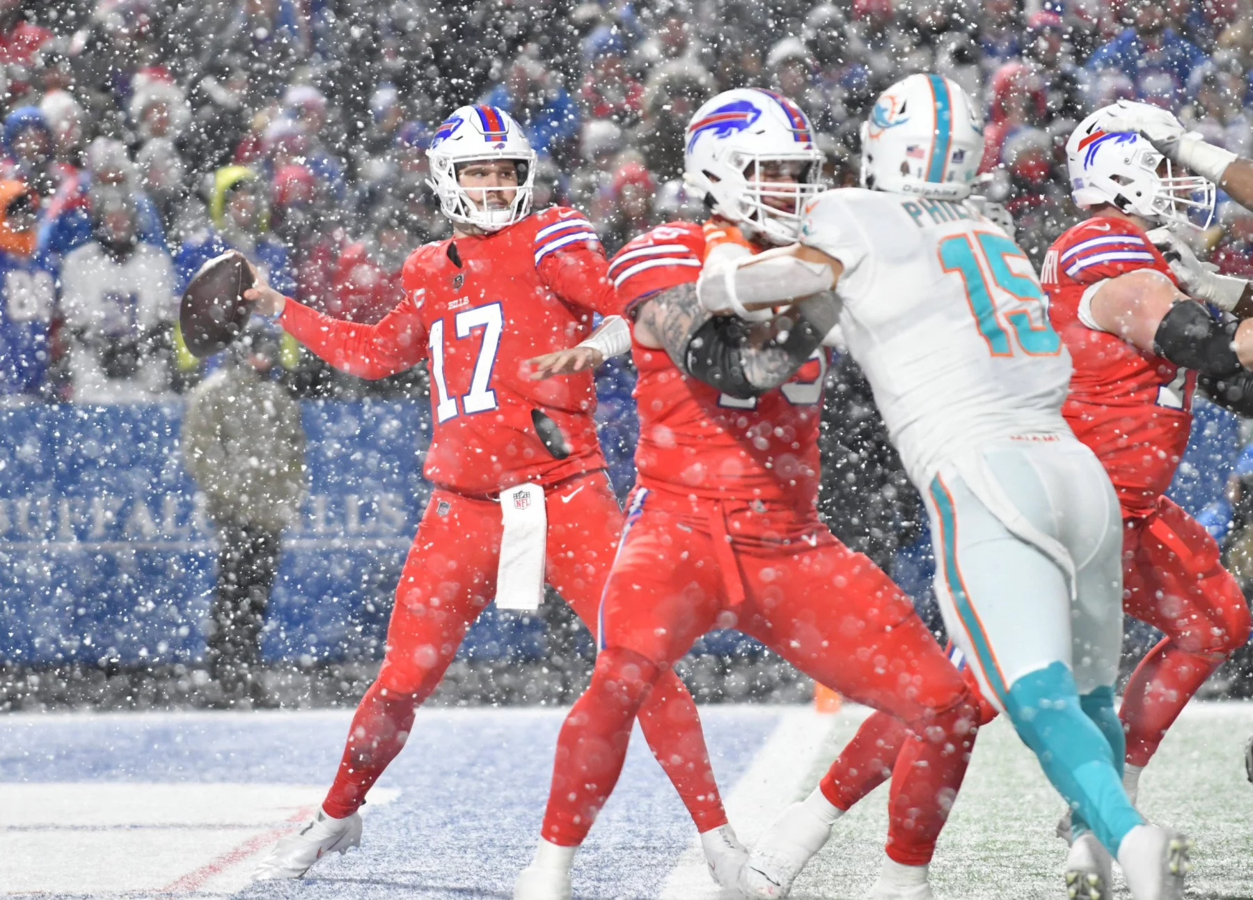 NFL, American Football Herren, USA Miami Dolphins at Buffalo Bills Dec 17, 2022 Orchard Park, New York, USA Buffalo Bills quarterback Josh Allen 17 throws a pass against the Miami Dolphins in the fourth quarter at Highmark Stadium. Orchard Park Highmark Stadium New York USA, EDITORIAL USE ONLY PUBLICATIONxINxGERxSUIxAUTxONLY Copyright: xMarkxKoneznyx 20221217_gma_bk3_1556