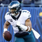 NFL, American Football Herren, USA Philadelphia Eagles at Chicago Bears Dec 18, 2022 Chicago, Illinois, USA Philadelphia Eagles quarterback Jalen Hurts 1 drops back to pass against the Chicago Bears during the second quarter at Soldier Field. Chicago Soldier Field Illinois USA, EDITORIAL USE ONLY PUBLICATIONxINxGERxSUIxAUTxONLY Copyright: xMikexDinovox 20221218_mcd_ad4_37