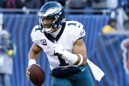 NFL, American Football Herren, USA Philadelphia Eagles at Chicago Bears Dec 18, 2022 Chicago, Illinois, USA Philadelphia Eagles quarterback Jalen Hurts 1 drops back to pass against the Chicago Bears during the second quarter at Soldier Field. Chicago Soldier Field Illinois USA, EDITORIAL USE ONLY PUBLICATIONxINxGERxSUIxAUTxONLY Copyright: xMikexDinovox 20221218_mcd_ad4_37