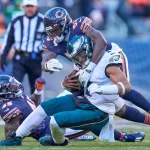 CHICAGO, IL - DECEMBER 18: Chicago Bears linebacker Nicholas Morrow 53 tackles Philadelphia Eagles quarterback Jalen Hurts 1 in action during a game between the Philadelphia Eagles and the Chicago Bears on December 18, 2022, at Soldier Field in Chicago, IL. Photo by Robin Alam/Icon Sportswire NFL, American Football Herren, USA DEC 18 Eagles at Bears Icon164221218074