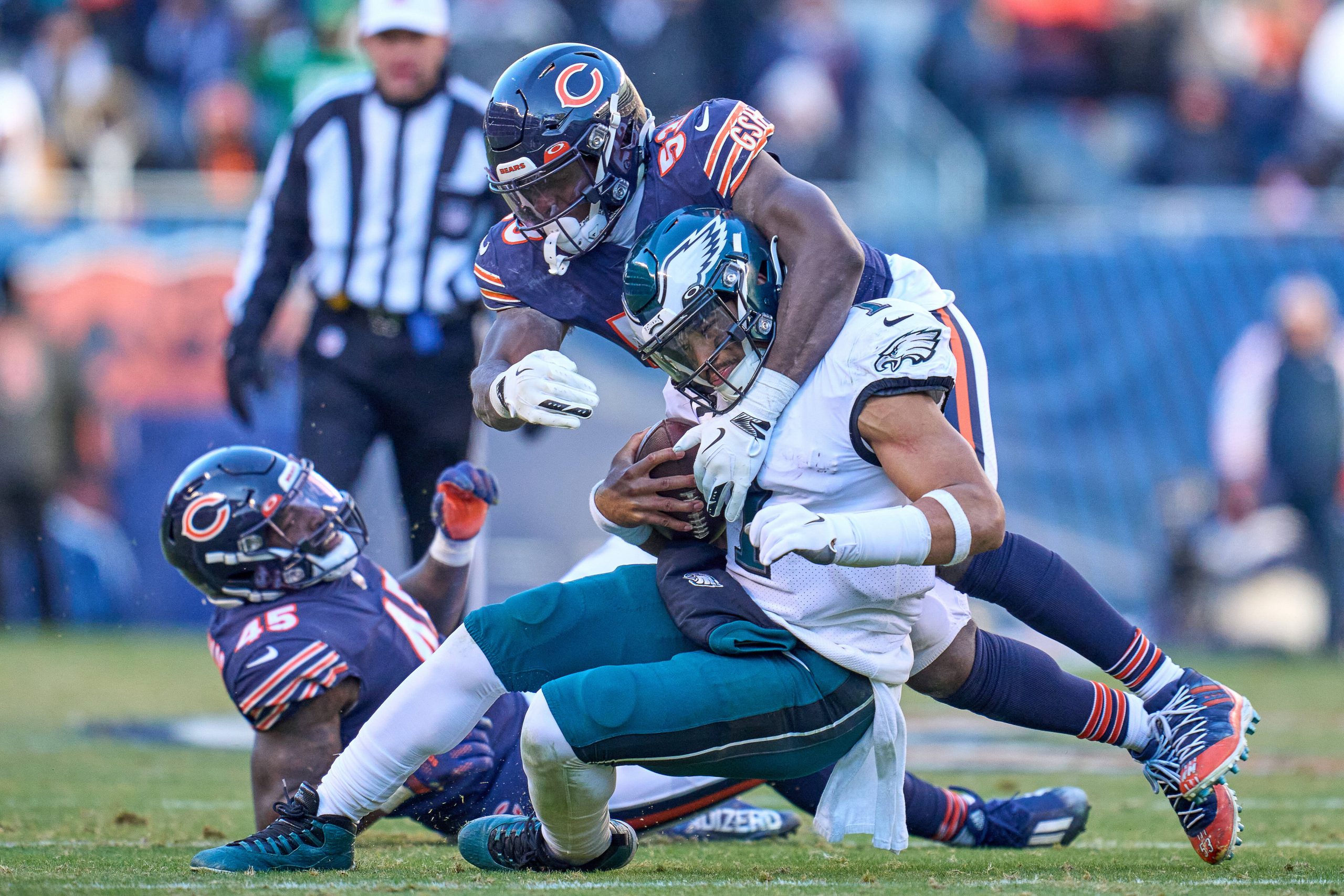 CHICAGO, IL - DECEMBER 18: Chicago Bears linebacker Nicholas Morrow 53 tackles Philadelphia Eagles quarterback Jalen Hurts 1 in action during a game between the Philadelphia Eagles and the Chicago Bears on December 18, 2022, at Soldier Field in Chicago, IL. Photo by Robin Alam/Icon Sportswire NFL, American Football Herren, USA DEC 18 Eagles at Bears Icon164221218074