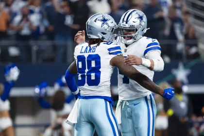 NFL, American Football Herren, USA Philadelphia Eagles at Dallas Cowboys Dec 24, 2022 Arlington, Texas, USA Dallas Cowboys wide receiver CeeDee Lamb 88 celebrates with Dallas Cowboys quarterback Dak Prescott 4 after scoring a touchdown during the first half against the Philadelphia Eagles at AT&T Stadium. Arlington AT&T Stadium Texas USA, EDITORIAL USE ONLY PUBLICATIONxINxGERxSUIxAUTxONLY Copyright: xKevinxJairajx 20221224_krj_aj6_00035