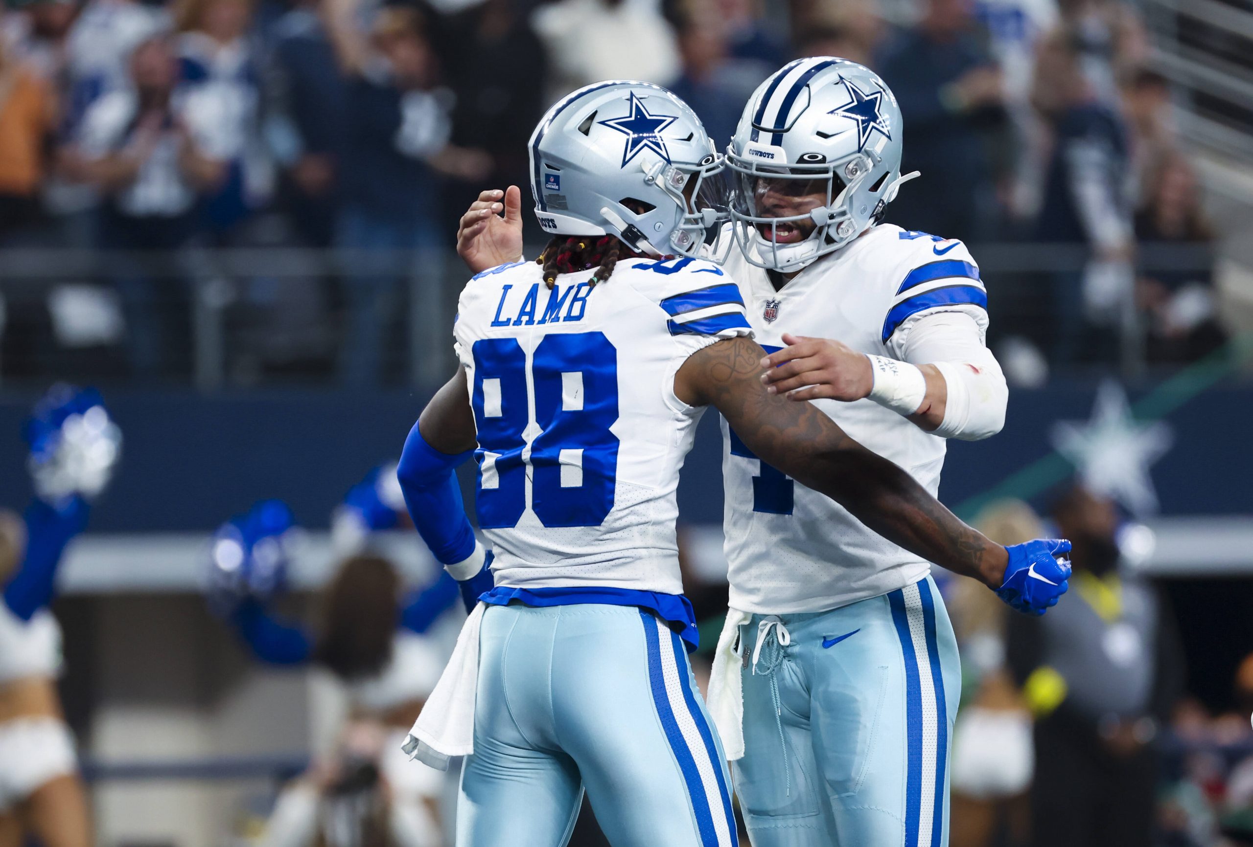 NFL, American Football Herren, USA Philadelphia Eagles at Dallas Cowboys Dec 24, 2022 Arlington, Texas, USA Dallas Cowboys wide receiver CeeDee Lamb 88 celebrates with Dallas Cowboys quarterback Dak Prescott 4 after scoring a touchdown during the first half against the Philadelphia Eagles at AT&T Stadium. Arlington AT&T Stadium Texas USA, EDITORIAL USE ONLY PUBLICATIONxINxGERxSUIxAUTxONLY Copyright: xKevinxJairajx 20221224_krj_aj6_00035