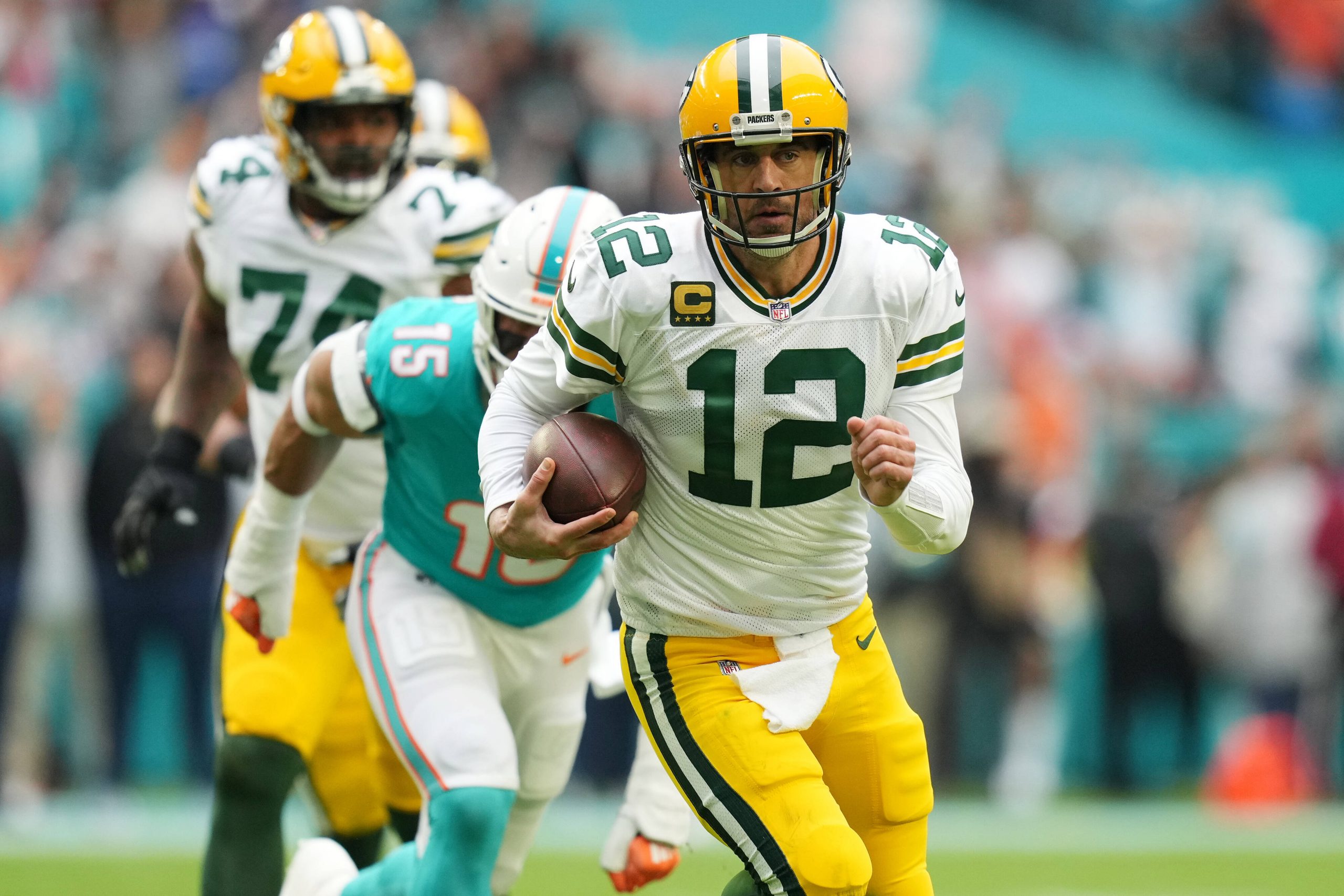 NFL, American Football Herren, USA Green Bay Packers at Miami Dolphins Dec 25, 2022 Miami Gardens, Florida, USA Green Bay Packers quarterback Aaron Rodgers 12 scrambles with the ball against the Miami Dolphins during the first half at Hard Rock Stadium. Miami Gardens Hard Rock Stadium Florida USA, EDITORIAL USE ONLY PUBLICATIONxINxGERxSUIxAUTxONLY Copyright: xJasenxVinlovex 20221225_jfv_bv1_051
