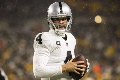 PITTSBURGH, PA - DECEMBER 24: Las Vegas Raiders quarterback Derek Carr 4 looks on during the national football league game between the Las Vegas Raiders and the Pittsburgh Steelers on December 24, 2022 at Acrisure Stadium in Pittsburgh, PA. Photo by Mark Alberti/Icon Sportswire NFL, American Football Herren, USA DEC 24 Raiders at Steelers Icon22122414017