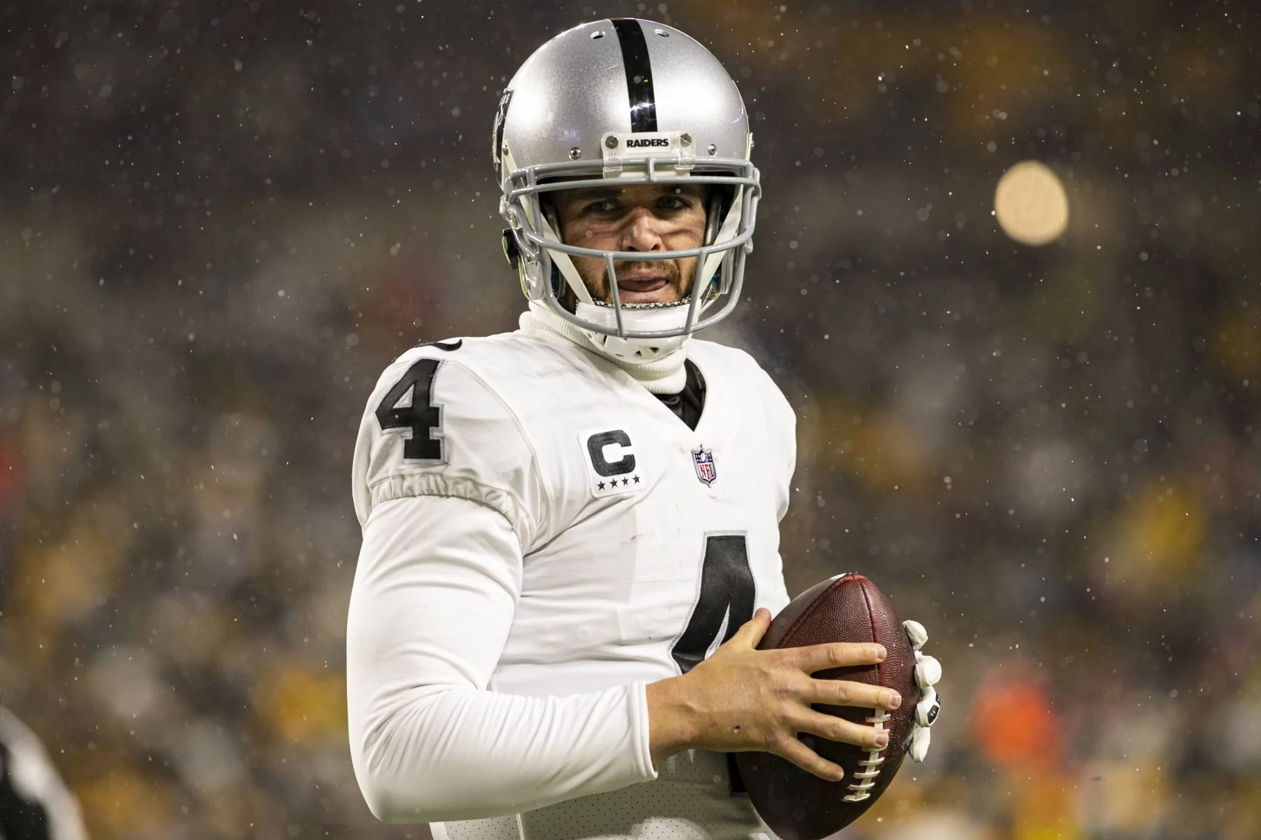 PITTSBURGH, PA - DECEMBER 24: Las Vegas Raiders quarterback Derek Carr 4 looks on during the national football league game between the Las Vegas Raiders and the Pittsburgh Steelers on December 24, 2022 at Acrisure Stadium in Pittsburgh, PA. Photo by Mark Alberti/Icon Sportswire NFL, American Football Herren, USA DEC 24 Raiders at Steelers Icon22122414017