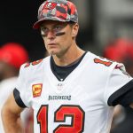 Tom Brady - NFL, American Football Herren, USA Tampa Bay Buccaneers at Atlanta Falcons Jan 8, 2023 Atlanta, Georgia, USA Tampa Bay Buccaneers quarterback Tom Brady 12 on the sideline against the Atlanta Falcons in the third quarter at Mercedes-Benz Stadium. Atlanta Mercedes-Benz Stadium Georgia USA, EDITORIAL USE ONLY PUBLICATIONxINxGERxSUIxAUTxONLY Copyright: xBrettxDavisx 2023-01-08_tbs_ad1_269