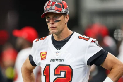 Tom Brady - NFL, American Football Herren, USA Tampa Bay Buccaneers at Atlanta Falcons Jan 8, 2023 Atlanta, Georgia, USA Tampa Bay Buccaneers quarterback Tom Brady 12 on the sideline against the Atlanta Falcons in the third quarter at Mercedes-Benz Stadium. Atlanta Mercedes-Benz Stadium Georgia USA, EDITORIAL USE ONLY PUBLICATIONxINxGERxSUIxAUTxONLY Copyright: xBrettxDavisx 2023-01-08_tbs_ad1_269