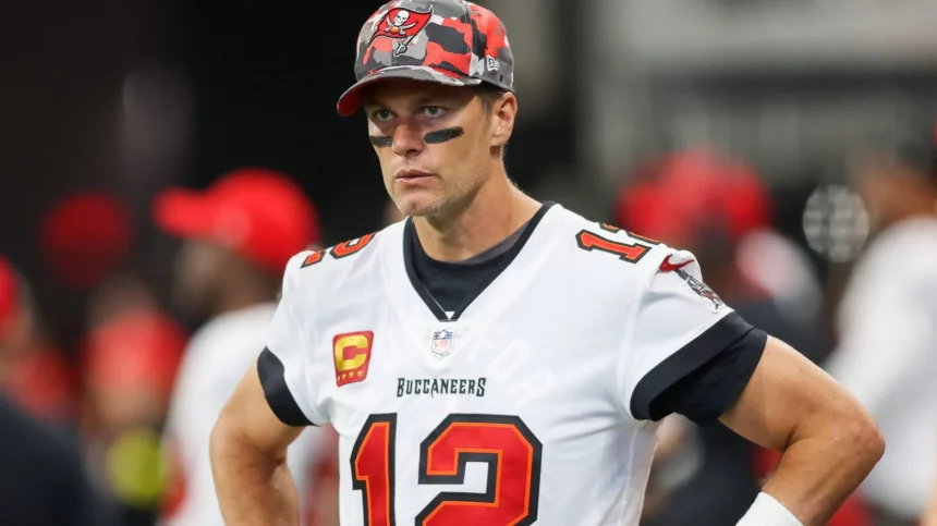Tom Brady - NFL, American Football Herren, USA Tampa Bay Buccaneers at Atlanta Falcons Jan 8, 2023 Atlanta, Georgia, USA Tampa Bay Buccaneers quarterback Tom Brady 12 on the sideline against the Atlanta Falcons in the third quarter at Mercedes-Benz Stadium. Atlanta Mercedes-Benz Stadium Georgia USA, EDITORIAL USE ONLY PUBLICATIONxINxGERxSUIxAUTxONLY Copyright: xBrettxDavisx 2023-01-08_tbs_ad1_269