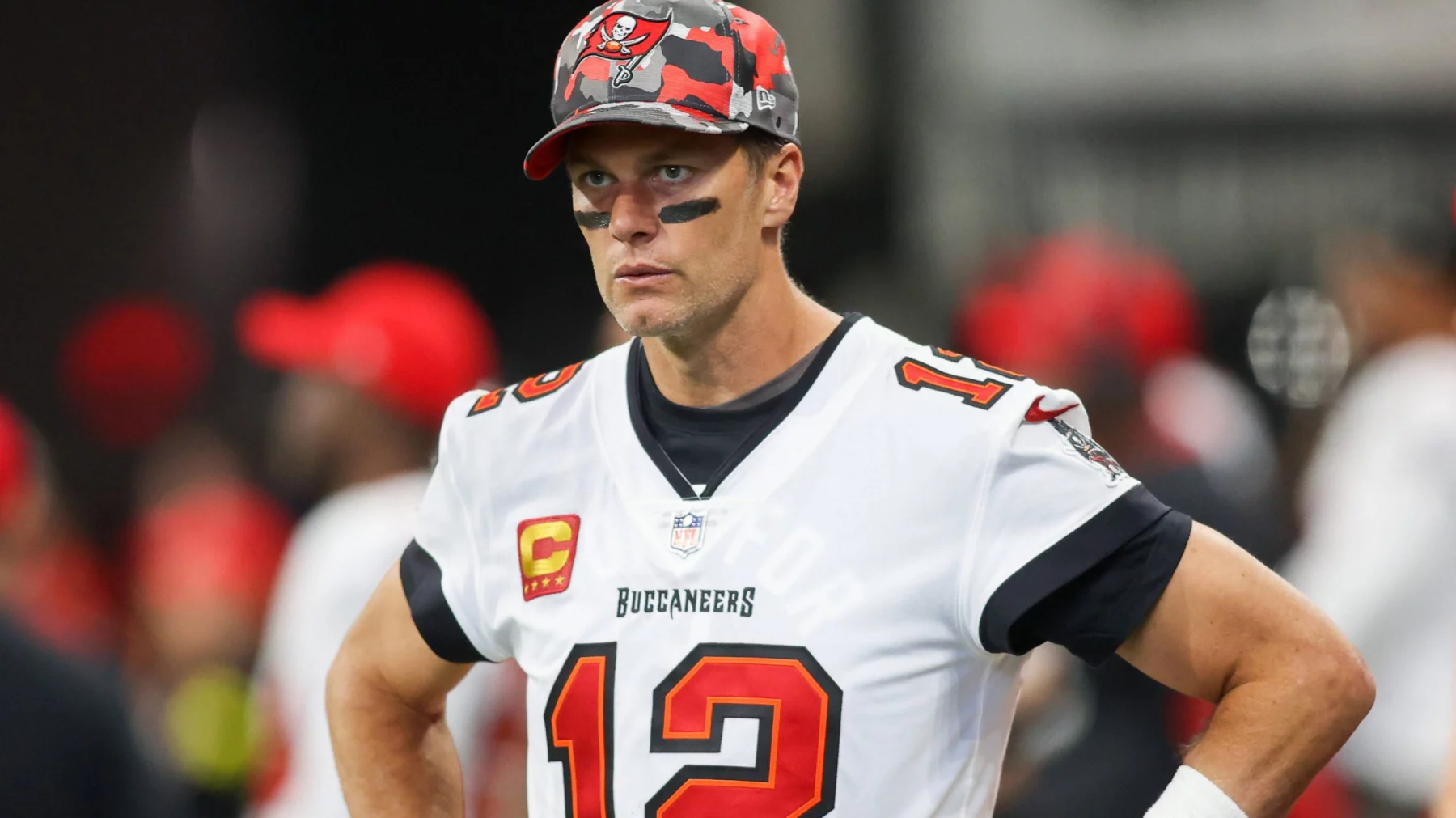Tom Brady - NFL, American Football Herren, USA Tampa Bay Buccaneers at Atlanta Falcons Jan 8, 2023 Atlanta, Georgia, USA Tampa Bay Buccaneers quarterback Tom Brady 12 on the sideline against the Atlanta Falcons in the third quarter at Mercedes-Benz Stadium. Atlanta Mercedes-Benz Stadium Georgia USA, EDITORIAL USE ONLY PUBLICATIONxINxGERxSUIxAUTxONLY Copyright: xBrettxDavisx 2023-01-08_tbs_ad1_269