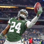 December 19th, 2015:.New York Jets cornerback Darrelle Revis (24) catches a pass during warmups at an NFL American Football Herren USA football game between the New York Jets and Dallas Cowboys on Saturday night at AT&T Stadium in Arlington, Texas..Jets win 19-16 . NFLFootball 2015: Jets vs Cowboys DEC 19 - ZUMAcf3_