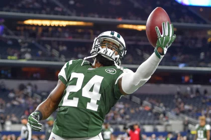 December 19th, 2015:.New York Jets cornerback Darrelle Revis (24) catches a pass during warmups at an NFL American Football Herren USA football game between the New York Jets and Dallas Cowboys on Saturday night at AT&T Stadium in Arlington, Texas..Jets win 19-16 . NFLFootball 2015: Jets vs Cowboys DEC 19 - ZUMAcf3_