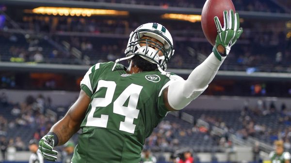 December 19th, 2015:.New York Jets cornerback Darrelle Revis (24) catches a pass during warmups at an NFL American Football Herren USA football game between the New York Jets and Dallas Cowboys on Saturday night at AT&T Stadium in Arlington, Texas..Jets win 19-16 . NFLFootball 2015: Jets vs Cowboys DEC 19 - ZUMAcf3_