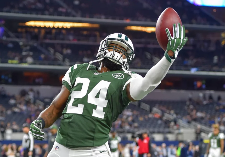 December 19th, 2015:.New York Jets cornerback Darrelle Revis (24) catches a pass during warmups at an NFL American Football Herren USA football game between the New York Jets and Dallas Cowboys on Saturday night at AT&T Stadium in Arlington, Texas..Jets win 19-16 . NFLFootball 2015: Jets vs Cowboys DEC 19 - ZUMAcf3_