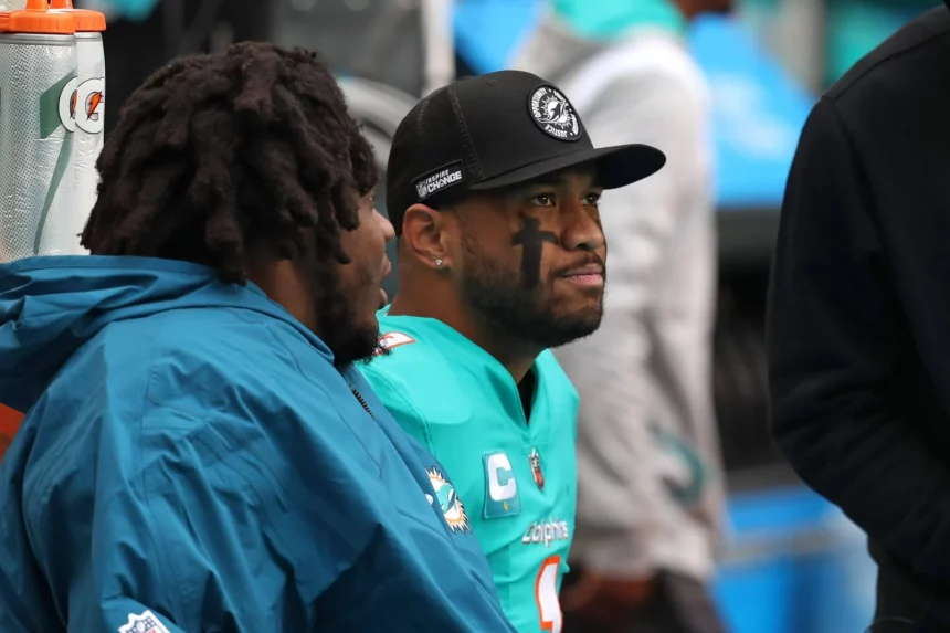 December 26, 2022: Dolphins quarterback Tua Tagovailoa sits on the bench vs. the Packers on Dec. 25. He was put in the concussion protocol on Monday, and Teddy Bridgewater left will likely start for Miami in New England. - ZUMAm67_ 20221226_zaf_m67_028 Copyright: xJohnxMccallx