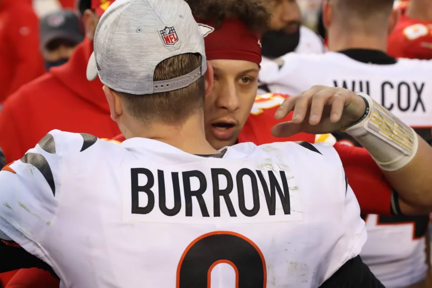 KANSAS CITY, MO - JANUARY 30: Kansas City Chiefs quarterback Patrick Mahomes 15 and Cincinnati Bengals quarterback Joe Burrow 9 hug at midfield after the AFC Championship game between the Cincinnati Bengals and Kansas City Chiefs on Jan 30, 2022 at GEHA Field at Arrowhead Stadium in Kansas City, MO. Photo by Scott Winters/Icon Sportswire NFL, American Football Herren, USA JAN 30 AFC Conference Championship - Bengals at Chiefs Icon2201300621