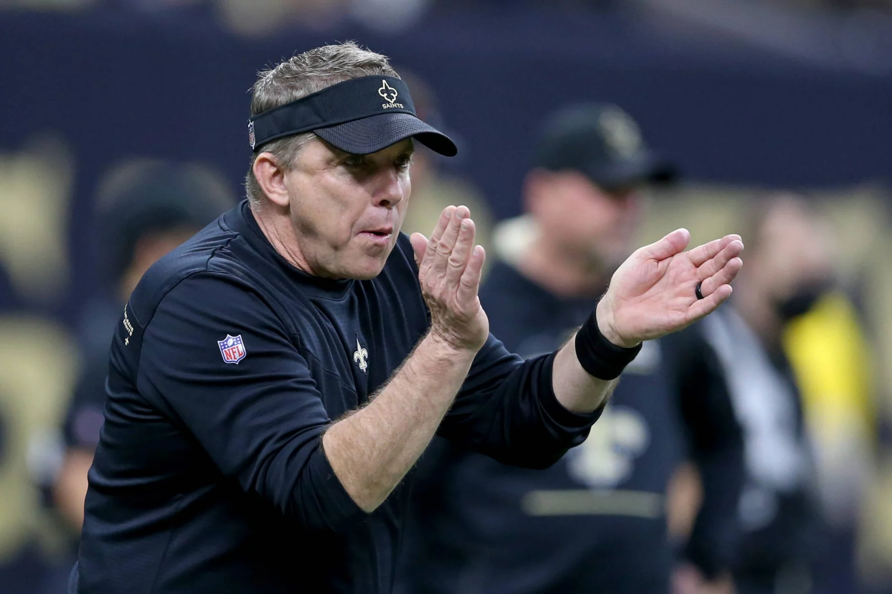 NFL, American Football Herren, USA Carolina Panthers at New Orleans Saints, Jan 2, 2022 New Orleans, Louisiana, USA New Orleans Saints head coach Sean Payton claps during pregame warm ups before their game against the Carolina Panthers at the Caesars Superdome. Mandatory Credit: Chuck Cook-USA TODAY Sports, 02.01.2022 14:46:10, 17443316, New Orleans Saints, NPStrans, NFL, Carolina Panthers, Sean Payton PUBLICATIONxINxGERxSUIxAUTxONLY Copyright: xChuckxCookx 17443316