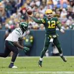 NFL, American Football Herren, USA New York Jets at Green Bay Packers Oct 16, 2022 Green Bay, Wisconsin, USA Green Bay Packers quarterback Aaron Rodgers 12 throws a pass during the third quarter against the New York Jets at Lambeau Field. Green Bay Lambeau Field Wisconsin USA, EDITORIAL USE ONLY PUBLICATIONxINxGERxSUIxAUTxONLY Copyright: xJeffxHanischx 20221610_jah_sh5_028