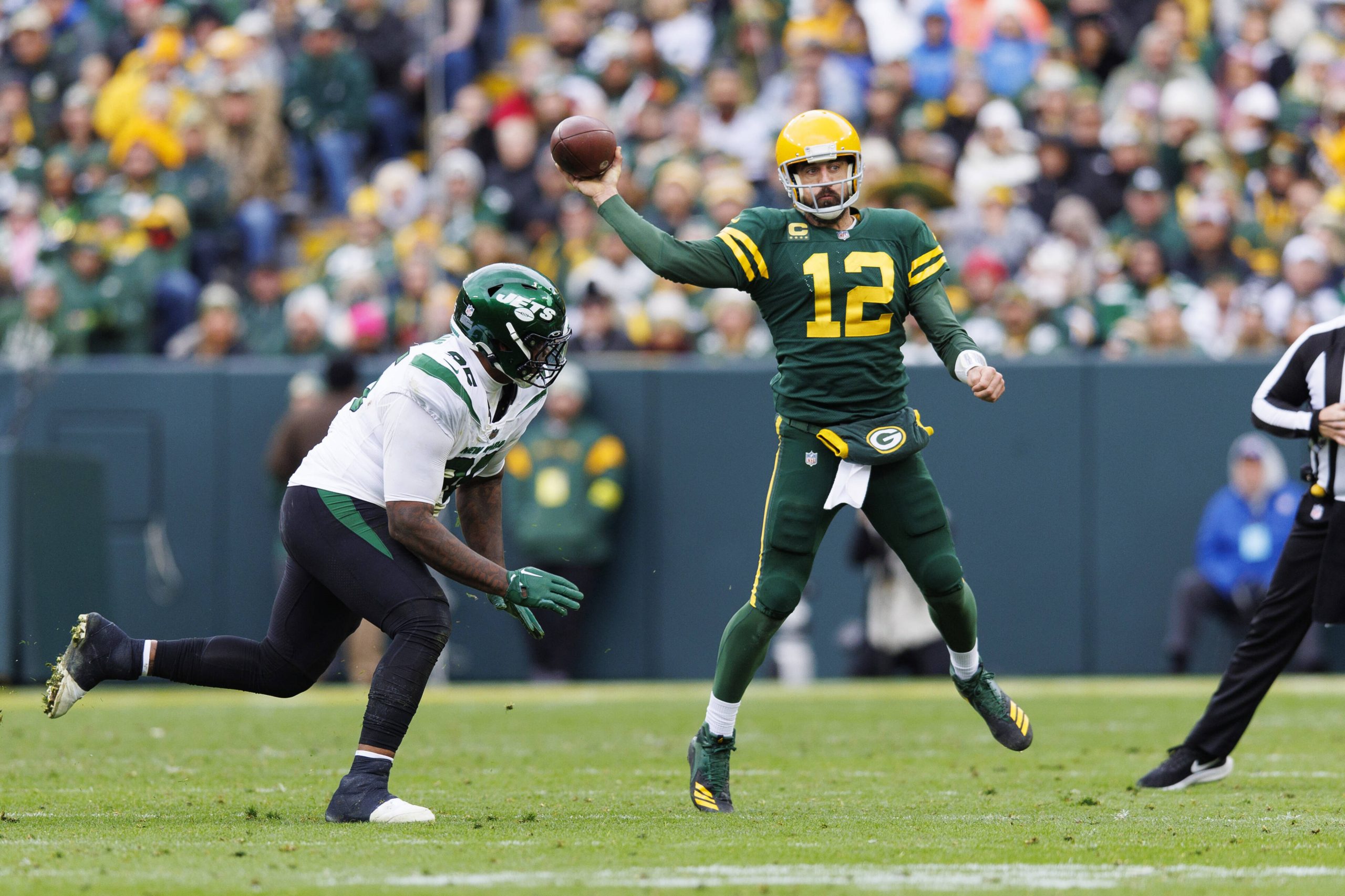 NFL, American Football Herren, USA New York Jets at Green Bay Packers Oct 16, 2022 Green Bay, Wisconsin, USA Green Bay Packers quarterback Aaron Rodgers 12 throws a pass during the third quarter against the New York Jets at Lambeau Field. Green Bay Lambeau Field Wisconsin USA, EDITORIAL USE ONLY PUBLICATIONxINxGERxSUIxAUTxONLY Copyright: xJeffxHanischx 20221610_jah_sh5_028