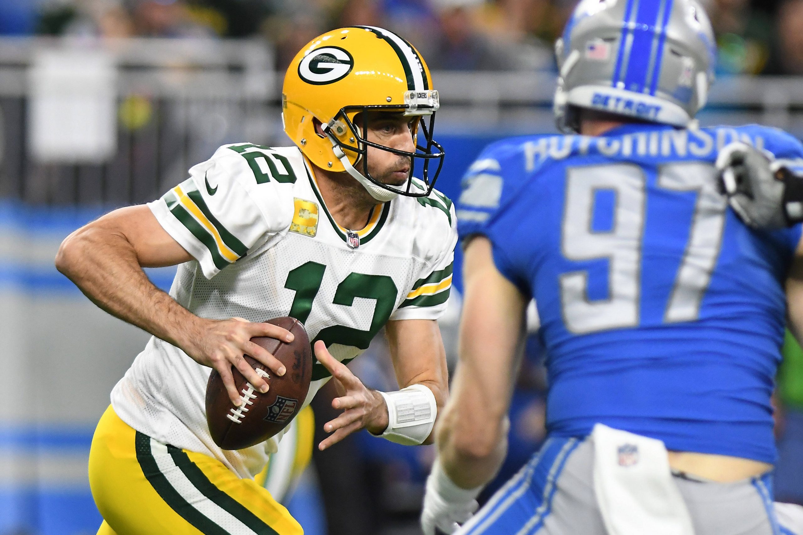 NFL, American Football Herren, USA Green Bay Packers at Detroit Lions Nov 6, 2022 Detroit, Michigan, USA Green Bay Packers quarterback Aaron Rodgers 12 rolls out of the pocket against the Detroit Lions in the first quarter at Ford Field. Detroit Ford Field Michigan USA, EDITORIAL USE ONLY PUBLICATIONxINxGERxSUIxAUTxONLY Copyright: xLonxHorwedelx 20221106_lbm_jr6_386
