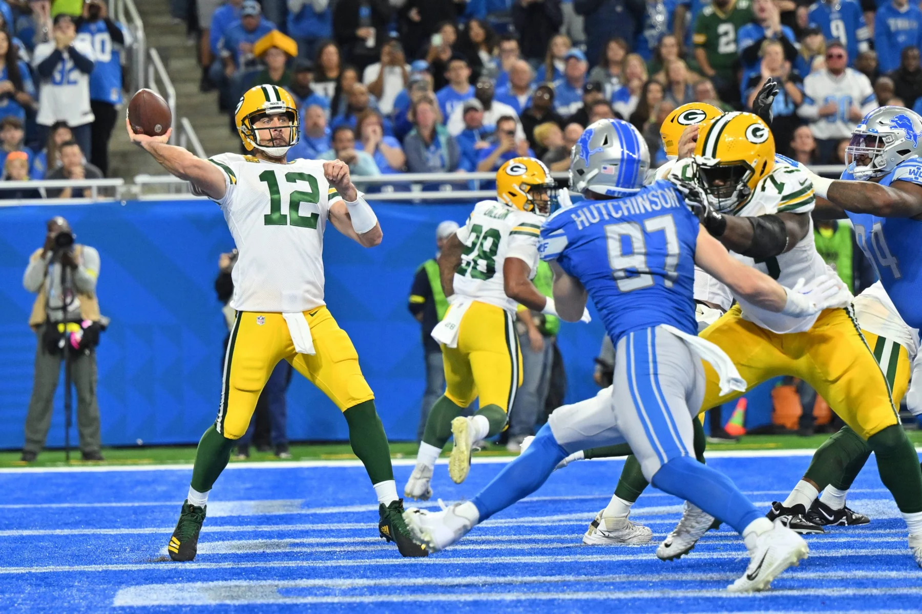 DETROIT, MI - NOVEMBER 06: Green Bay Packers QB Aaron Rodgers 12 throws from his own end zone while Detroit Lions Defensive End 97 Aidan Hutchinson rushes from the outside during the game between Green Bay Packers and Detroit Lions on November 6, 2022 in Detroit, MI Allan Dranberg/CSM Detroit United States - ZUMAc04_ 20221106_zaf_c04_272 Copyright: xAllanxDranberg/Csmx