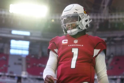 NFL, American Football Herren, USA Los Angeles Chargers at Arizona Cardinals Nov 27, 2022 Glendale, AZ, USA Arizona Cardinals quarterback Kyler Murray warms up before a game against the Los Angeles Chargers at State Farm Stadium. Glendale State Farm Stadium Arizona USA, EDITORIAL USE ONLY PUBLICATIONxINxGERxSUIxAUTxONLY Copyright: xJoexRondonex 20221127_jhp_usa_0038
