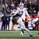 Prosieben FOXBOROUGH, MA - DECEMBER 01: Buffalo Bills running back James Cook 28 breaks through the line during a game between the New England Patriots and the Buffalo Bills on December 1, 2022, at Gillette Stadium in Foxborough, Massachusetts. Photo by Fred Kfoury III/Icon Sportswire NFL, American Football Herren, USA DEC 01 Bills at Patriots Icon482221201175