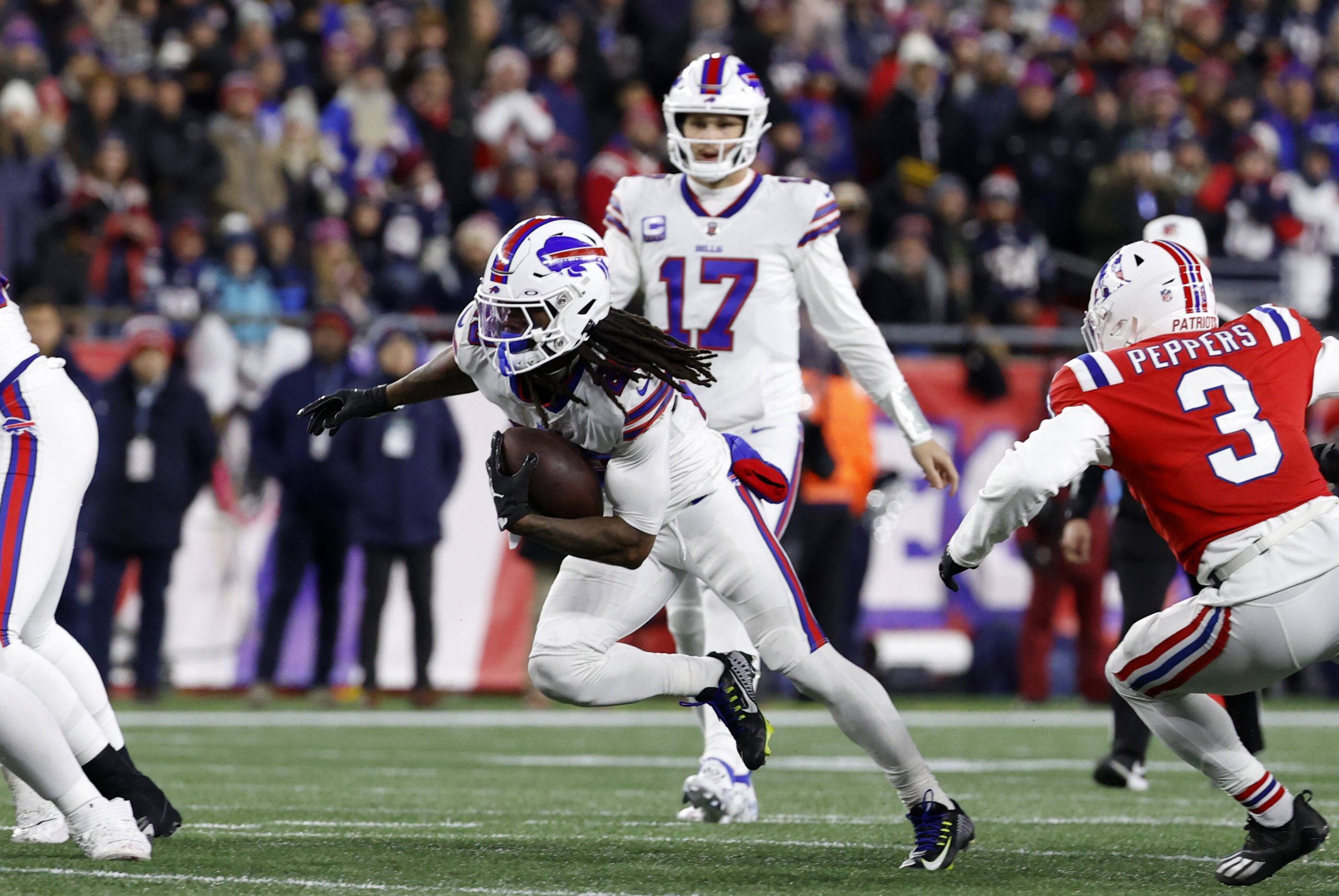 Prosieben FOXBOROUGH, MA - DECEMBER 01: Buffalo Bills running back James Cook 28 breaks through the line during a game between the New England Patriots and the Buffalo Bills on December 1, 2022, at Gillette Stadium in Foxborough, Massachusetts. Photo by Fred Kfoury III/Icon Sportswire NFL, American Football Herren, USA DEC 01 Bills at Patriots Icon482221201175