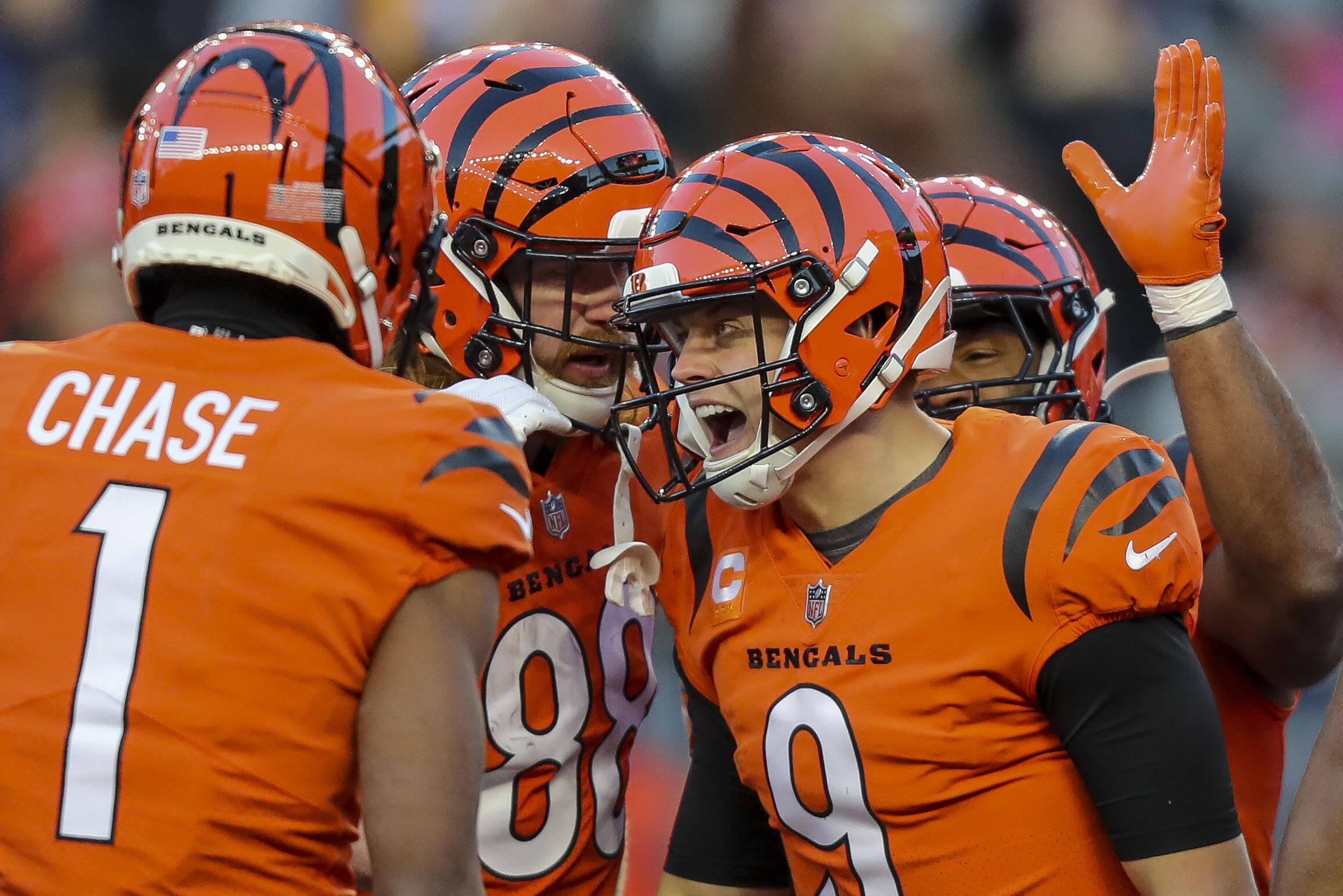 NFL, American Football Herren, USA Kansas City Chiefs at Cincinnati Bengals Dec 4, 2022 Cincinnati, Ohio, USA Cincinnati Bengals quarterback Joe Burrow 9 celebrates with teammates after scoring a touchdown against the Kansas City Chiefs in the first half at Paycor Stadium. Cincinnati Paycor Stadium Ohio USA, EDITORIAL USE ONLY PUBLICATIONxINxGERxSUIxAUTxONLY Copyright: xKatiexStratmanx 20221204_ams_gt1_0210