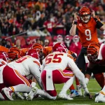 NFL, American Football Herren, USA Kansas City Chiefs at Cincinnati Bengals Dec 4, 2022 Cincinnati, Ohio, USA Cincinnati Bengals quarterback Joe Burrow 9 makes an adjustment as the Bengals go for it on 4th and 1 in the second quarter of a Week 13 NFL game at Paycor Stadium. Cincinnati Paycor Stadium Ohio USA, EDITORIAL USE ONLY PUBLICATIONxINxGERxSUIxAUTxONLY Copyright: xSamxGreenex 20221204_jrs_usa_0162