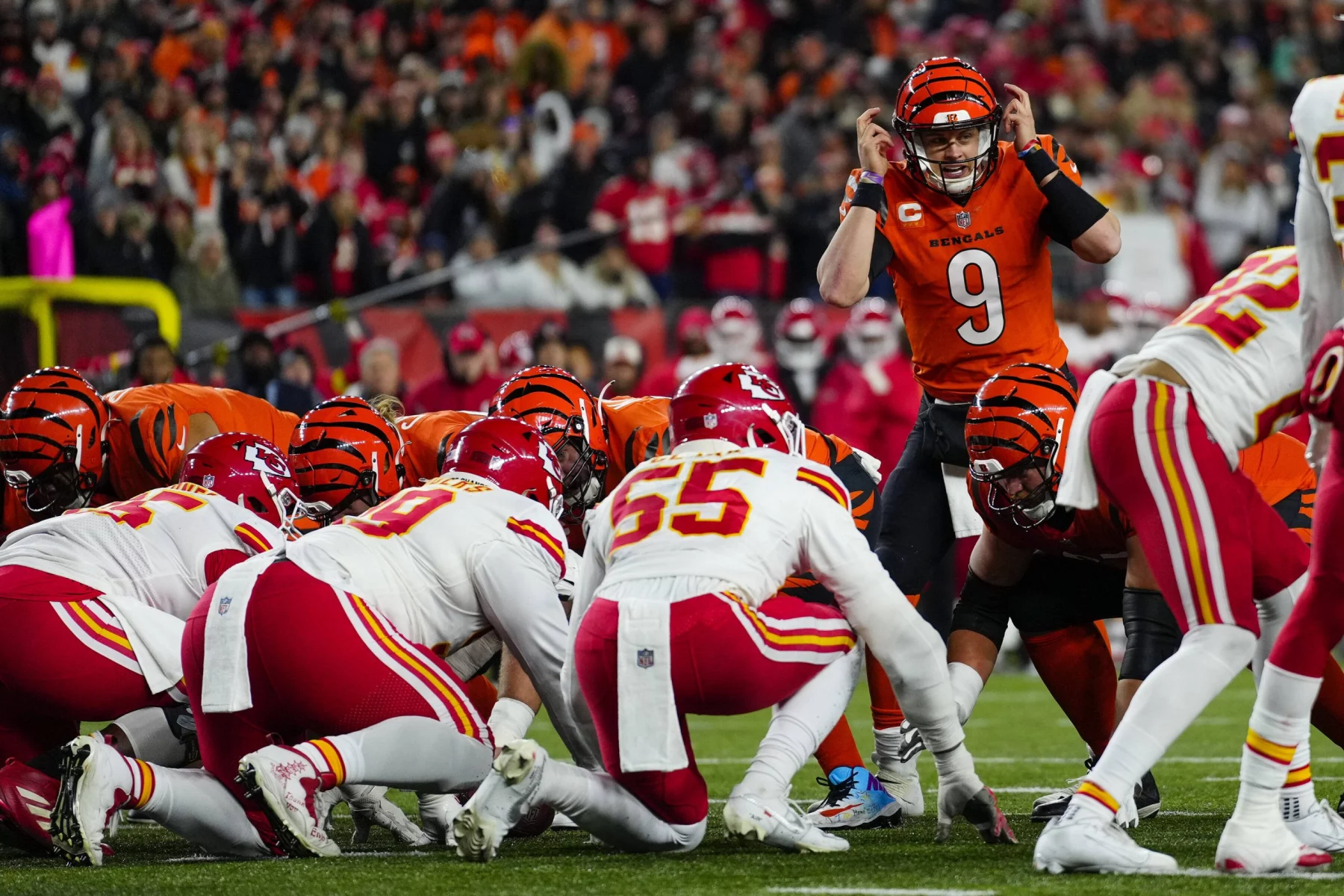 NFL, American Football Herren, USA Kansas City Chiefs at Cincinnati Bengals Dec 4, 2022 Cincinnati, Ohio, USA Cincinnati Bengals quarterback Joe Burrow 9 makes an adjustment as the Bengals go for it on 4th and 1 in the second quarter of a Week 13 NFL game at Paycor Stadium. Cincinnati Paycor Stadium Ohio USA, EDITORIAL USE ONLY PUBLICATIONxINxGERxSUIxAUTxONLY Copyright: xSamxGreenex 20221204_jrs_usa_0162