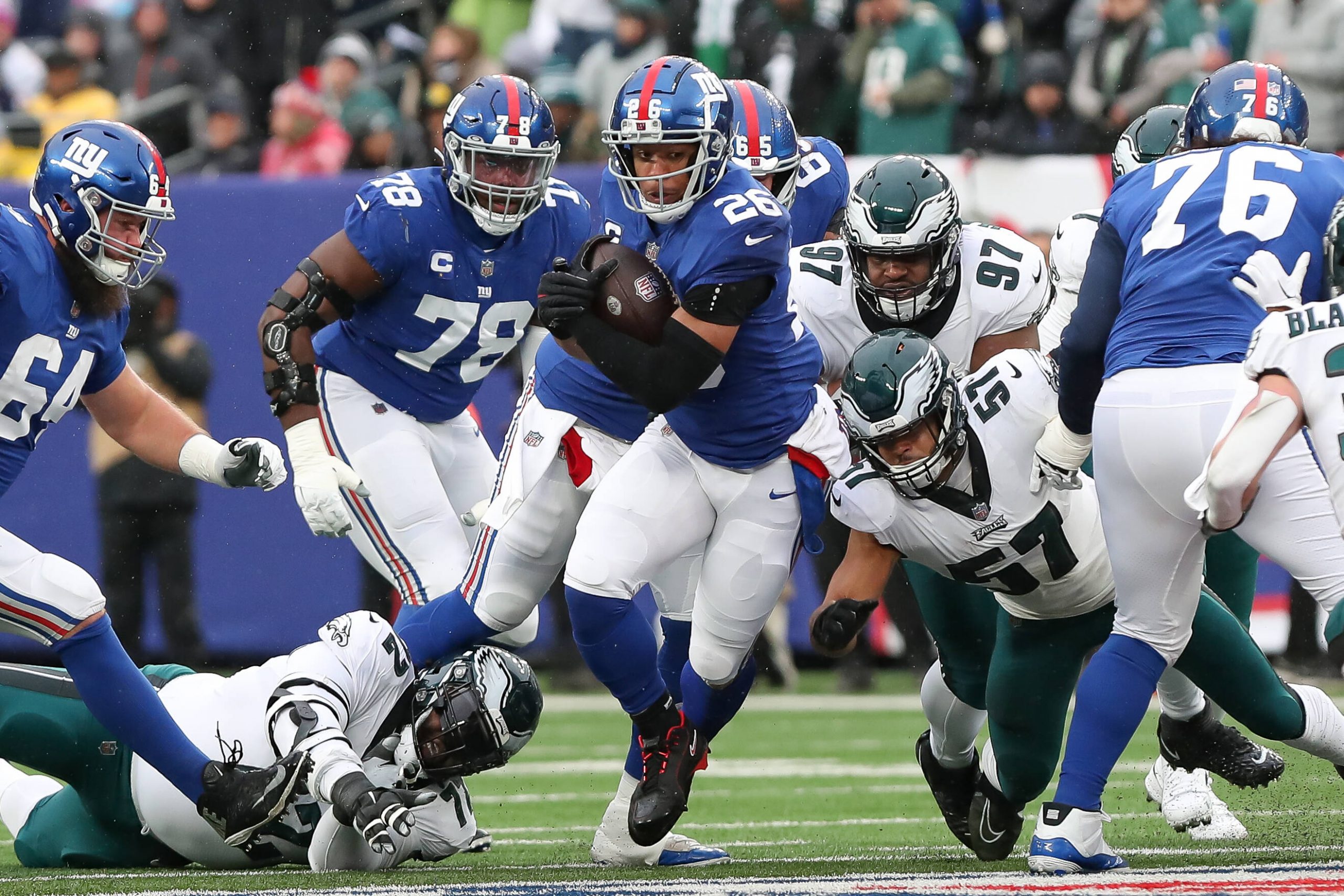 NFL, American Football Herren, USA Philadelphia Eagles at New York Giants Dec 11, 2022 East Rutherford, New Jersey, USA New York Giants running back Saquon Barkley 26 carries the ball against the Philadelphia Eagles during the second quarter at MetLife Stadium. East Rutherford MetLife Stadium New Jersey USA, EDITORIAL USE ONLY PUBLICATIONxINxGERxSUIxAUTxONLY Copyright: xTomxHorakx 20221211_jcd_vw6_0255