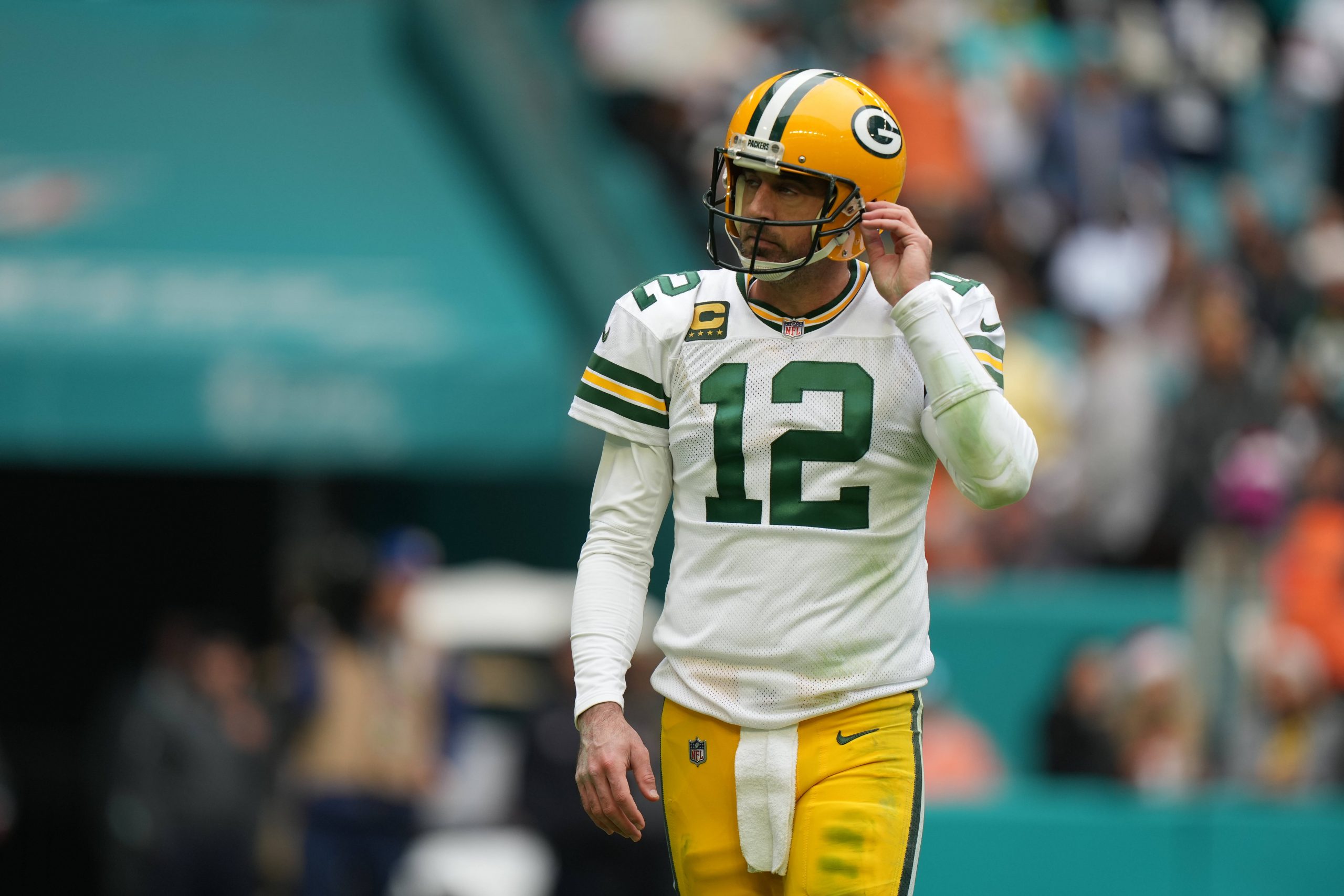 Aaron Rodgers - MIAMI GARDENS, FL - DECEMBER 25: Green Bay Packers quarterback Aaron Rodgers 12 shows his frustration during the game between the Green Bay Packers and the Miami Dolphins on Sunday, December 25, 2022 at Hard Rock Stadium, Miami Gardens, Fla. Photo by Peter Joneleit/Icon Sportswire NFL, American Football Herren, USA DEC 25 Packers at Dolphins Icon221225099