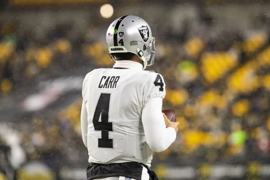 PITTSBURGH, PA - DECEMBER 24: Las Vegas Raiders quarterback Derek Carr 4 looks on during the national football league game between the Las Vegas Raiders and the Pittsburgh Steelers on December 24, 2022 at Acrisure Stadium in Pittsburgh, PA. Photo by Mark Alberti/Icon Sportswire NFL, American Football Herren, USA DEC 24 Raiders at Steelers Icon22122413988