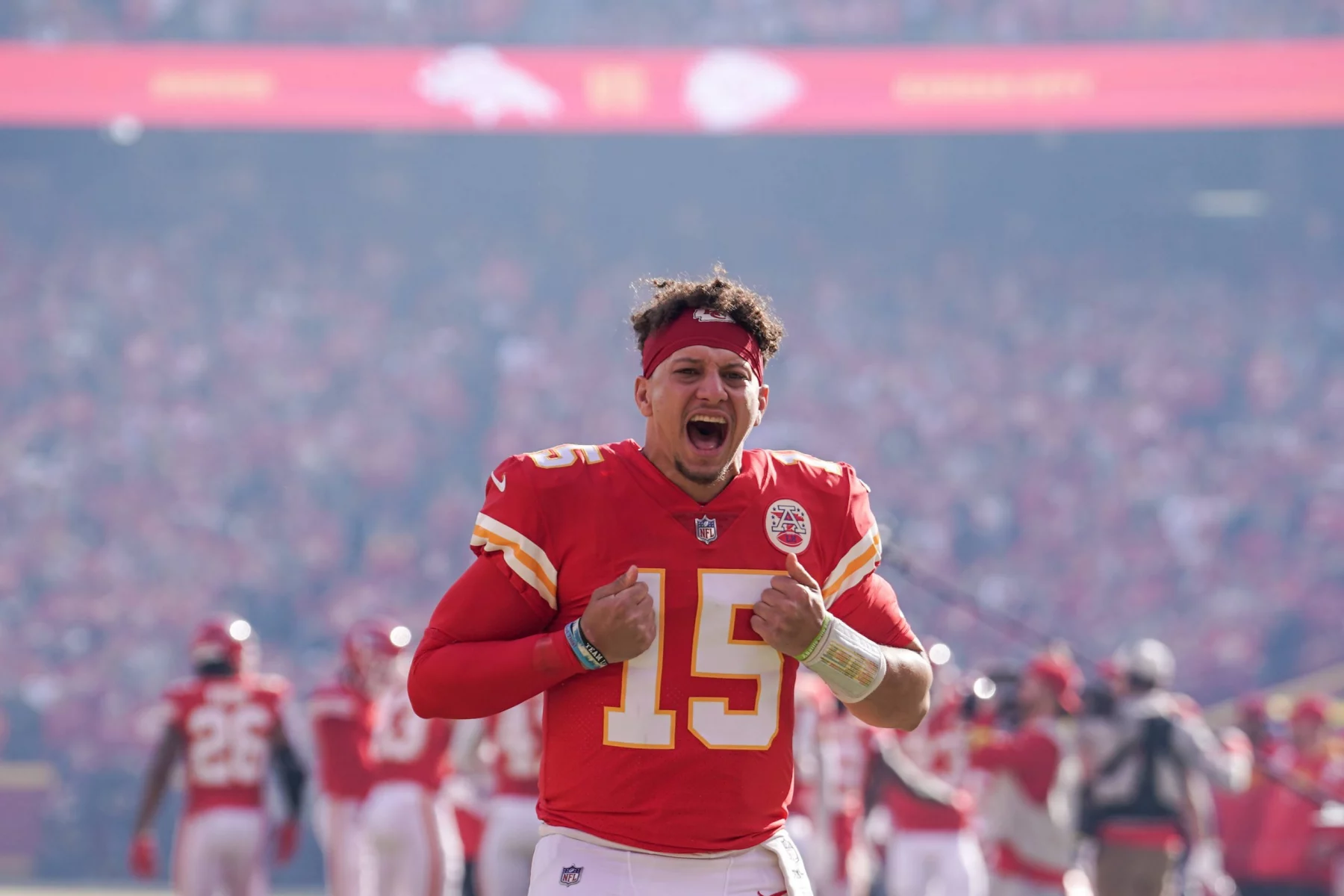 NFL, American Football Herren, USA Denver Broncos at Kansas City Chiefs Jan 1, 2023 Kansas City, Missouri, USA Kansas City Chiefs quarterback Patrick Mahomes 15 celebrates toward fans prior to a game against the Denver Broncos at GEHA Field at Arrowhead Stadium. Kansas City GEHA Field at Arrowhead Stadium Missouri USA, EDITORIAL USE ONLY PUBLICATIONxINxGERxSUIxAUTxONLY Copyright: xDennyxMedleyx 20230101_tdc_sm8_0052