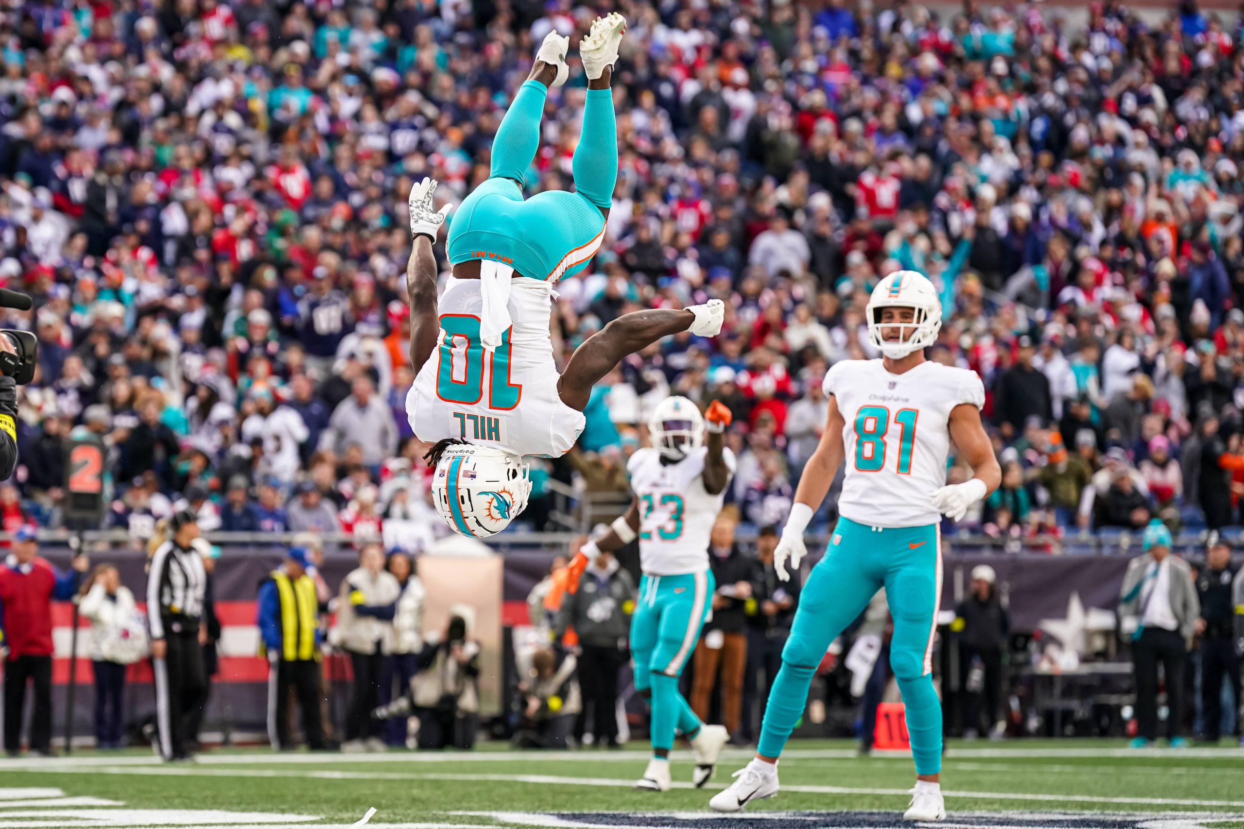 NFL, American Football Herren, USA Miami Dolphins at New England Patriots Jan 1, 2023 Foxborough, Massachusetts, USA Miami Dolphins wide receiver Tyreek Hill 10 reacts after making atouchdown against the New England Patriots in the first half at Gillette Stadium. Foxborough Gillette Stadium Massachusetts USA, EDITORIAL USE ONLY PUBLICATIONxINxGERxSUIxAUTxONLY Copyright: xDavidxButlerxIIx 20230101_db2_sv3_025