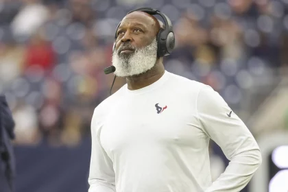 NFL, American Football Herren, USA Jacksonville Jaguars at Houston Texans Jan 1, 2023 Houston, Texas, USA Houston Texans head coach Lovie Smith looks up before the game against the Jacksonville Jaguars at NRG Stadium. Houston NRG Stadium Texas USA, EDITORIAL USE ONLY PUBLICATIONxINxGERxSUIxAUTxONLY Copyright: xTroyxTaorminax 20230101_tjt_at5_049
