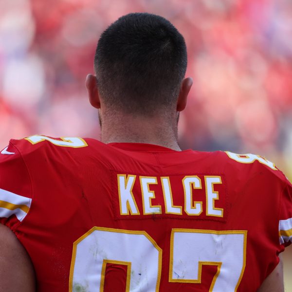 KANSAS CITY, MO - JANUARY 01: Kansas City Chiefs tight end Travis Kelce 87 looks onto the field in the third quarter of an AFC West game between the Denver Broncos and Kansas City Chiefs on January 1, 2023 at GEHA Field at.Arrowhead Stadium in Kansas City, MO. Photo by Scott Winters/Icon Sportswire NFL, American Football Herren, USA JAN 01 Broncos at Chiefs Icon2301010806