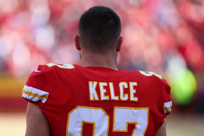 Charity-Auktion: KANSAS CITY, MO - JANUARY 01: Kansas City Chiefs tight end Travis Kelce 87 looks onto the field in the third quarter of an AFC West game between the Denver Broncos and Kansas City Chiefs on January 1, 2023 at GEHA Field at.Arrowhead Stadium in Kansas City, MO. Photo by Scott Winters/Icon Sportswire NFL, American Football Herren, USA JAN 01 Broncos at Chiefs Icon2301010806