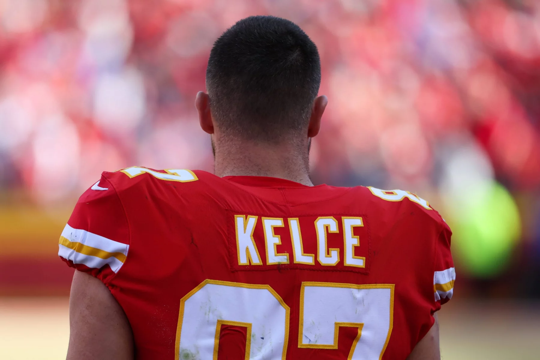 Charity-Auktion: KANSAS CITY, MO - JANUARY 01: Kansas City Chiefs tight end Travis Kelce 87 looks onto the field in the third quarter of an AFC West game between the Denver Broncos and Kansas City Chiefs on January 1, 2023 at GEHA Field at.Arrowhead Stadium in Kansas City, MO. Photo by Scott Winters/Icon Sportswire NFL, American Football Herren, USA JAN 01 Broncos at Chiefs Icon2301010806