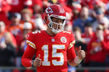 NFL Awards 2022 - MVP - KANSAS CITY, MO - JANUARY 01: Kansas City Chiefs quarterback Patrick Mahomes 15 signals thumbs-up in the second quarter of an AFC West game between the Denver Broncos and Kansas City Chiefs on January 1, 2023 at GEHA Field at.Arrowhead Stadium in Kansas City, MO. Photo by Scott Winters/Icon Sportswire NFL, American Football Herren, USA JAN 01 Broncos at Chiefs Icon2301010573