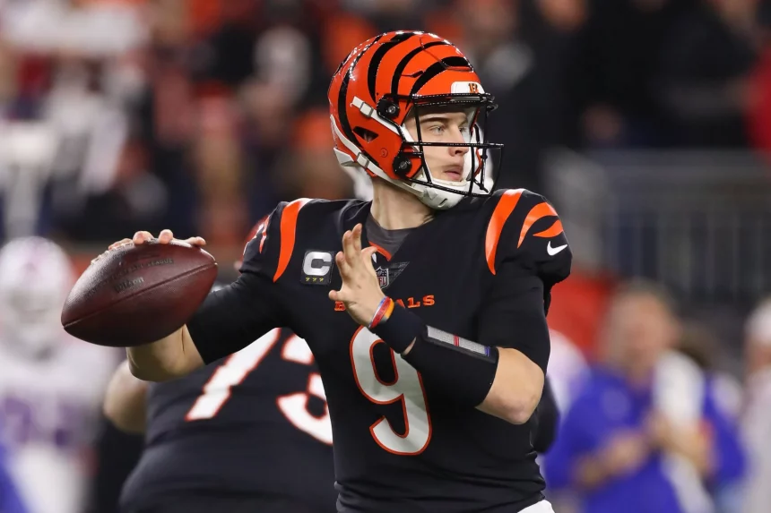 CINCINNATI, OH - JANUARY 02: Cincinnati Bengals quarterback Joe Burrow 9 passes the ball during the game against the Buffalo Bills and the Cincinnati Bengals on January 2, 2023, at Paycor Stadium in Cincinnati, OH. Photo by Ian Johnson/Icon Sportswire NFL, American Football Herren, USA JAN 02 Bills at Bengals Icon230102022